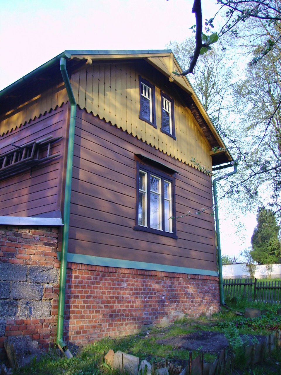 Renovace nátěru dřevěného domu