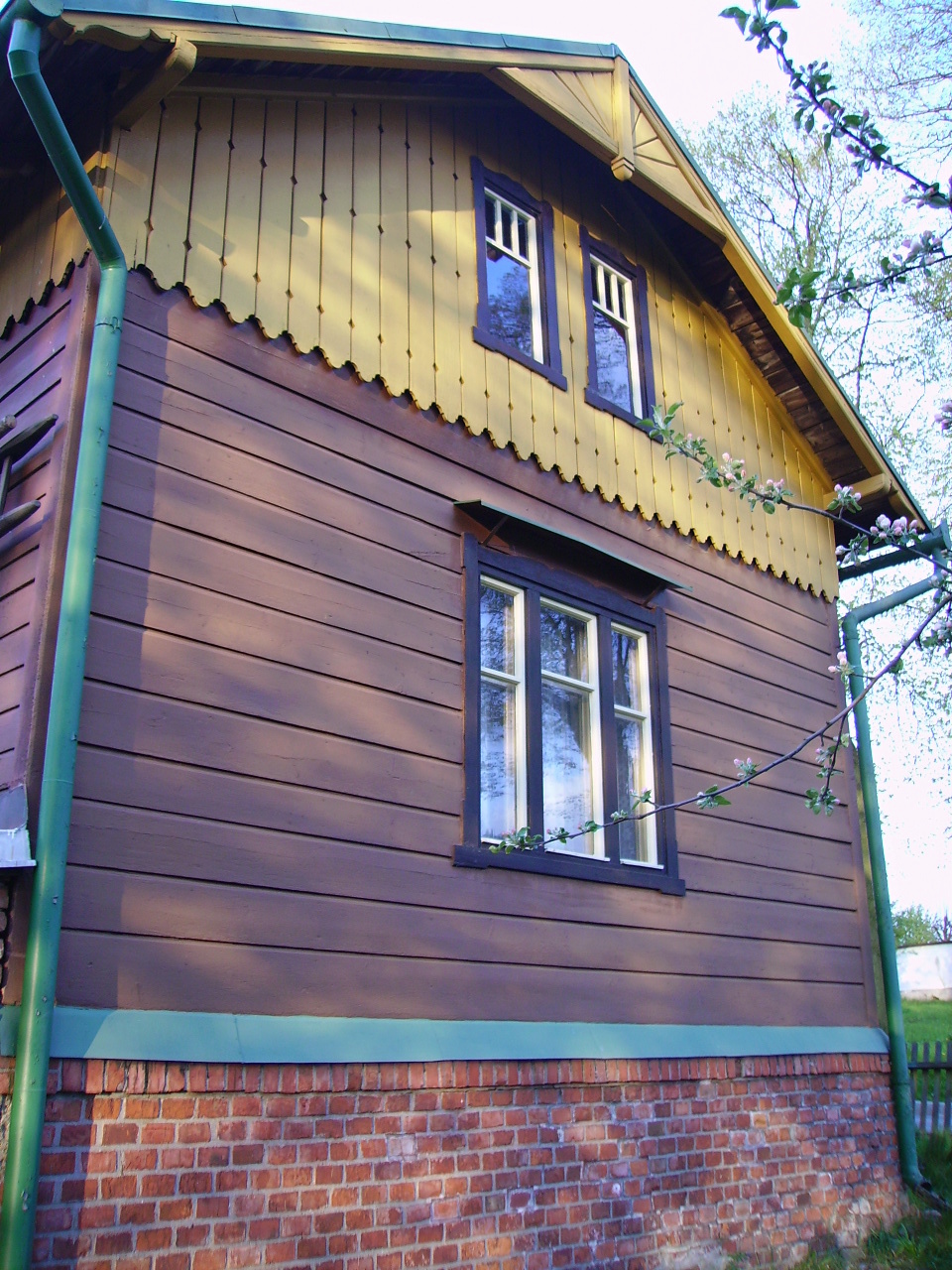 Renovace nátěru dřevěného domu
