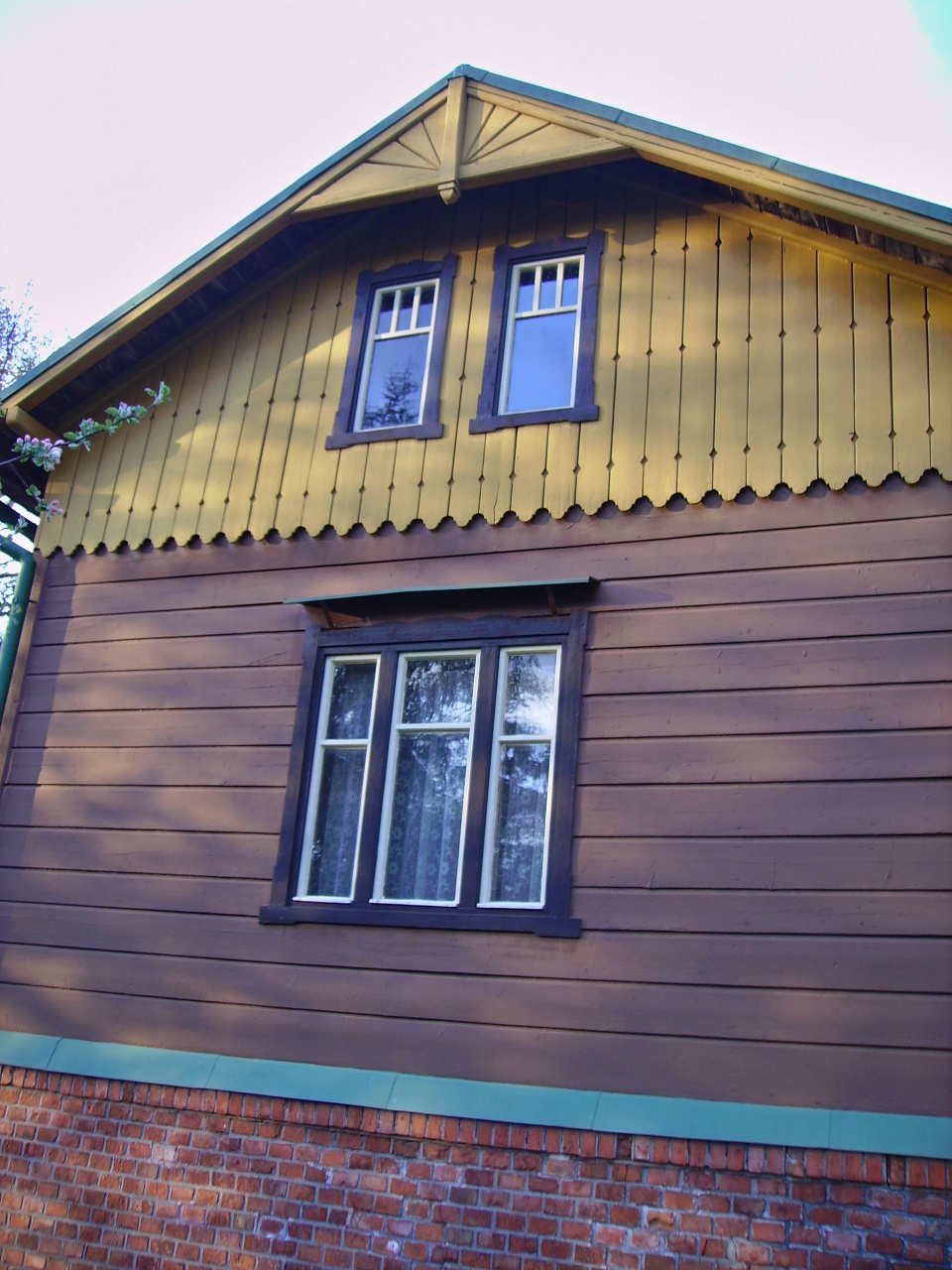 Renovace nátěru dřevěného domu