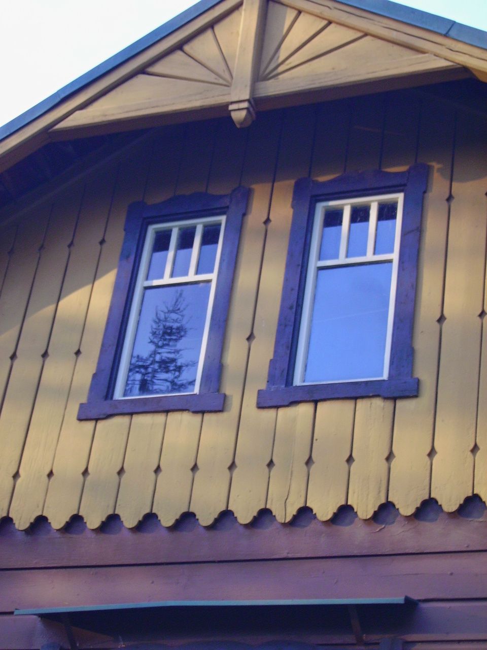 Renovace nátěru dřevěného domu