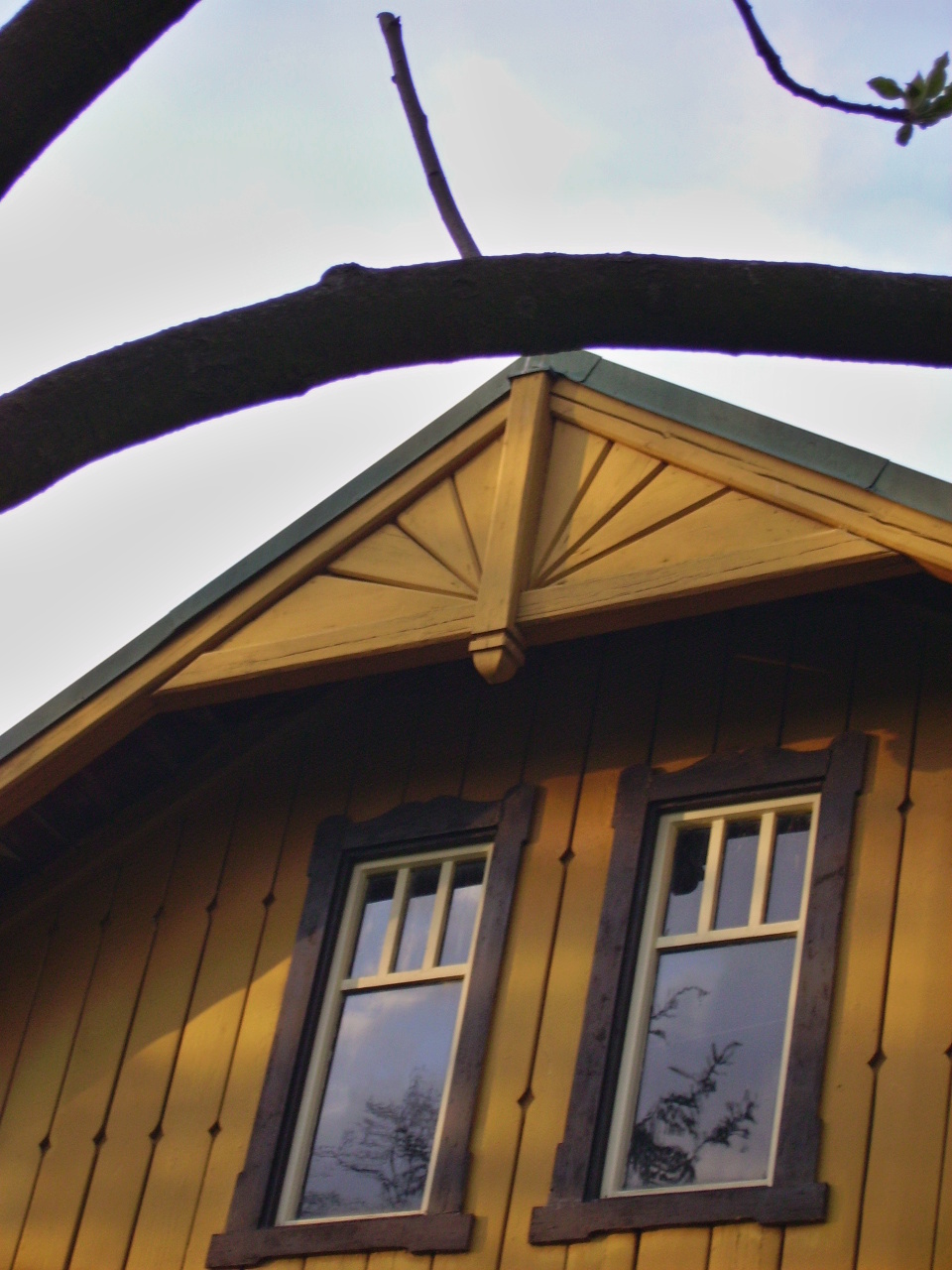 Renovace nátěru dřevěného domu