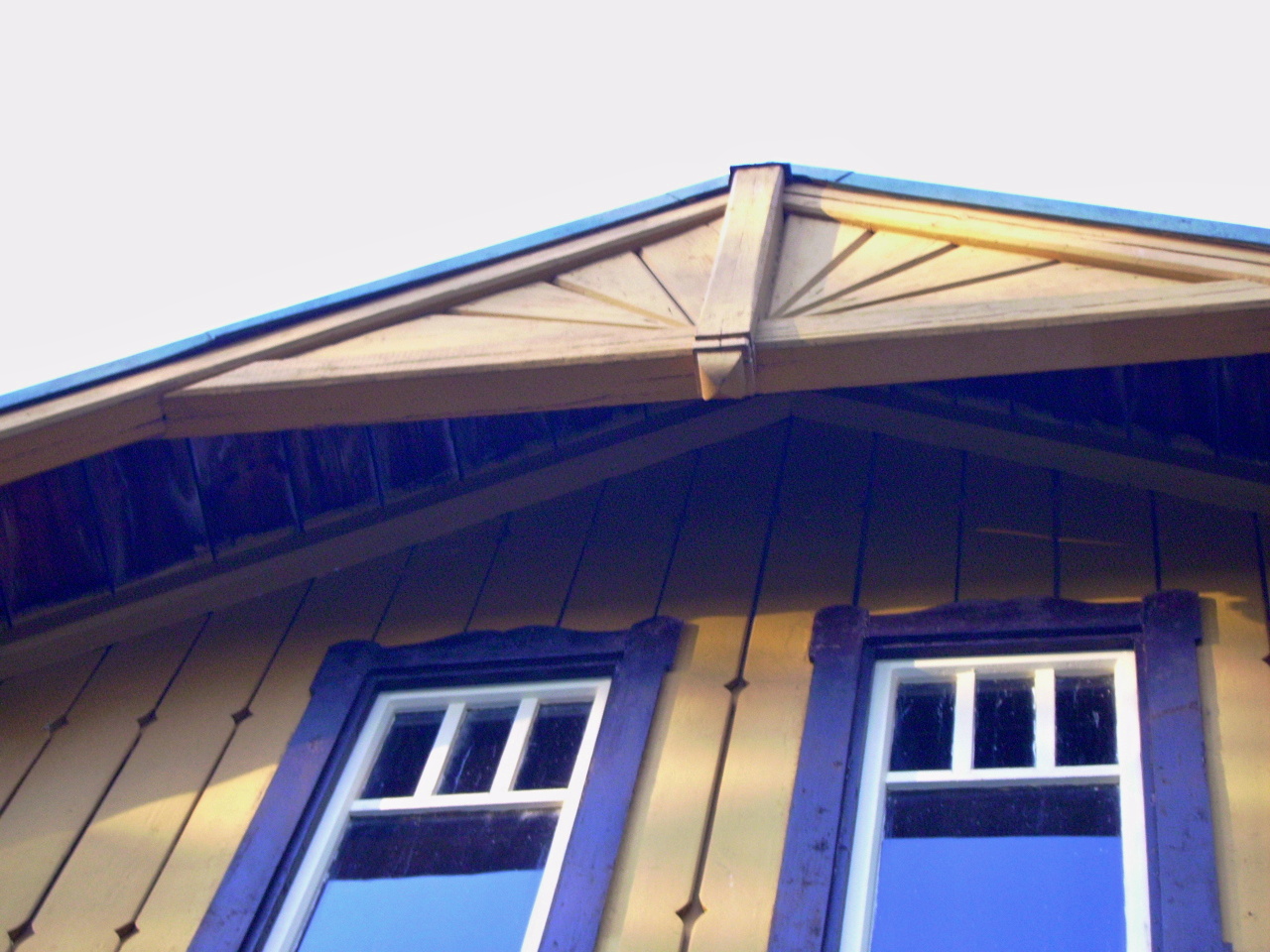 Renovace nátěru dřevěného domu