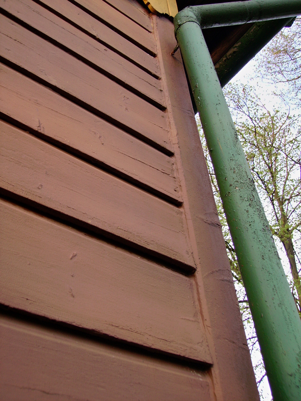 Renovace nátěru dřevěného domu